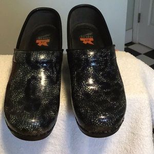 Dansko Brand Women’s Marbled Colored Black,white,grey: size 40 good condition